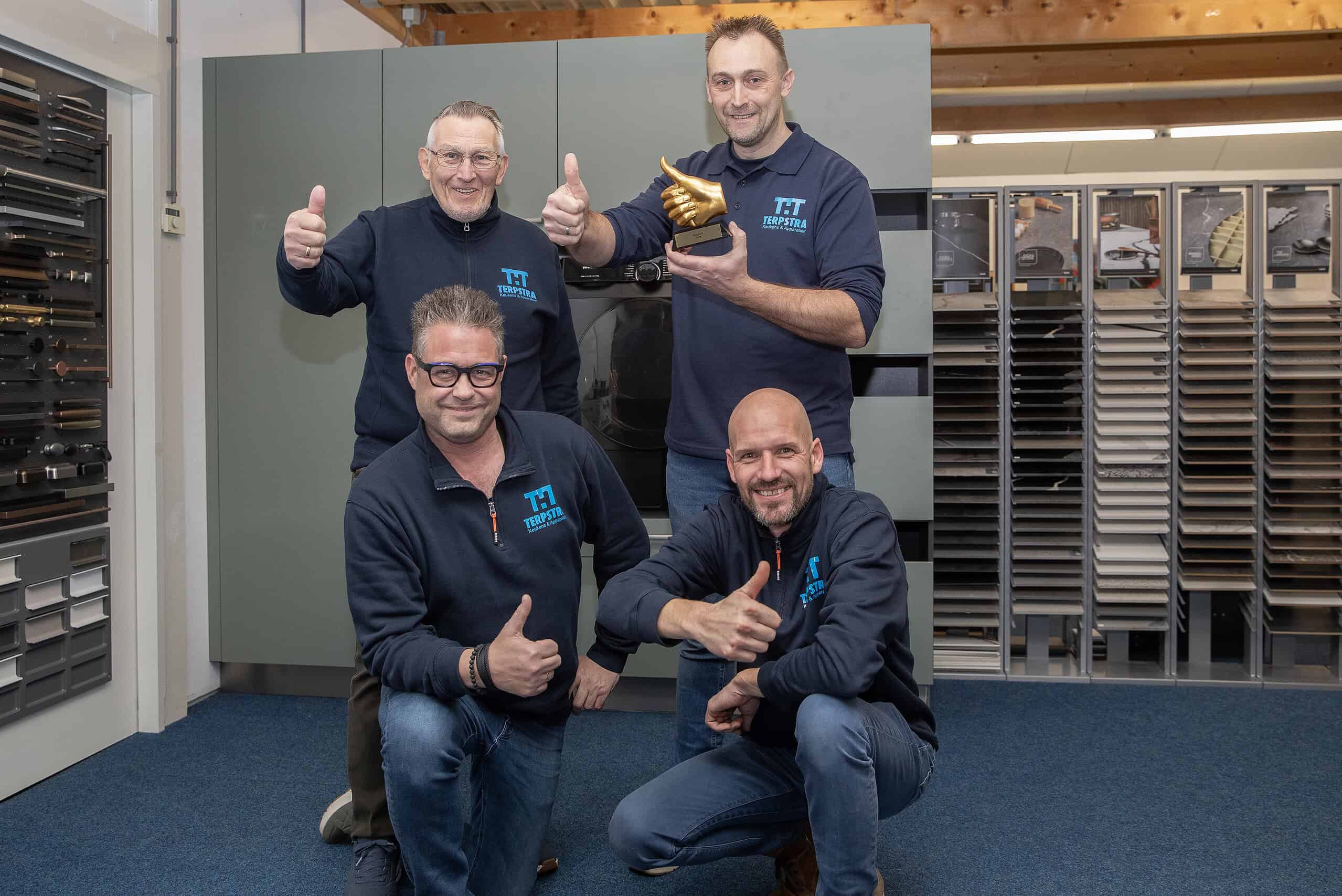 Het team van THT Terpstra is blij met de consumentenwaardering ‘Gouden Belbus Duim’. (vlnr) achter: Lammert Terpstra en Johannes Terpstra. Voor: Gerard van de Kuijt en Auke Storm - foto aangeleverd