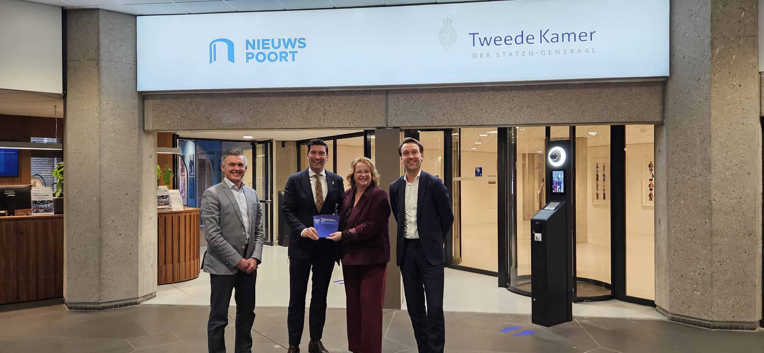 Lobby voor randweg Ossenzijl januari 2026. V.l.n.r.: Marius Tielemans (wethouder Bernheze), Robert van Asten (Tweede Kamerlid D66), Miriam Slomp-Dekkers en Melvin Smit (gemeente Steenwijkerland). -foto aangeleverd