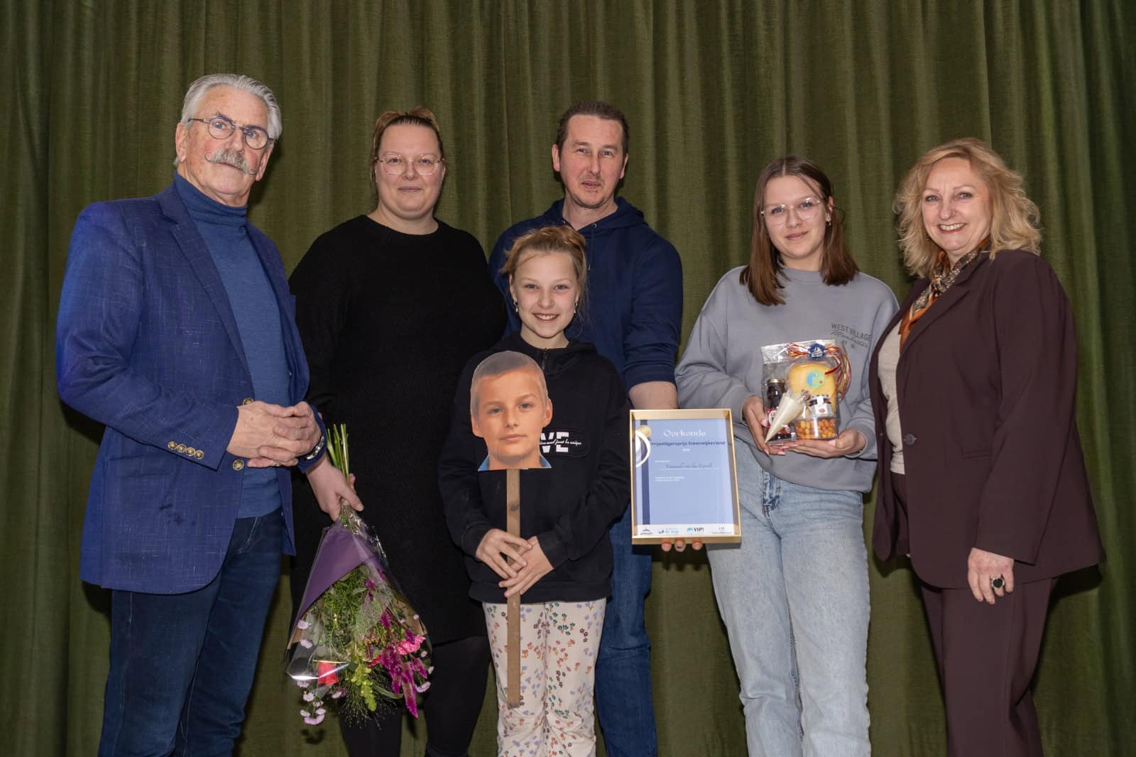 Vlnr. Statenlid Fred Kerkhof, Wendy Hooisma, Richard Snieder, Amber Hooisma, Dakota Hooisma en wethouder Trijn Jonman - foto Peter van de Beld