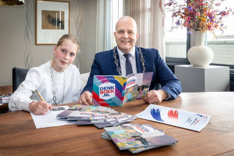 Steenwijk Burgemeester Erik de Groot en kinderburgemeester Ynthe Spijker met het 4 en 5 mei boekje - foto Gemeente Steenwijkerland/Wilbert Bijzitter