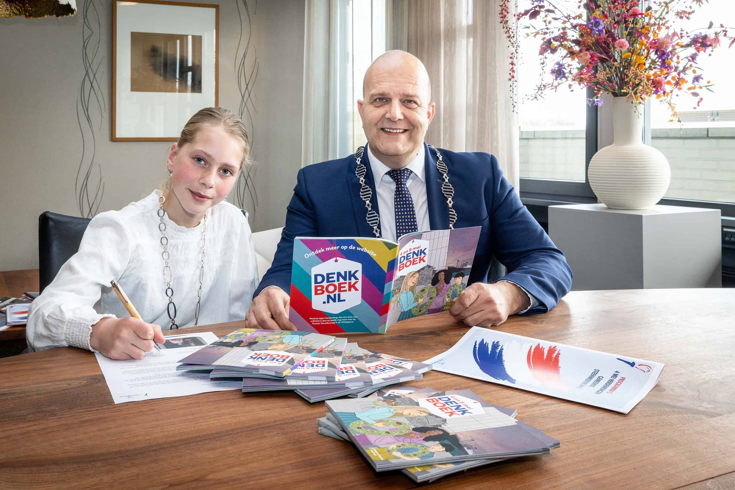 Steenwijk Burgemeester Erik de Groot en kinderburgemeester Ynthe Spijker met het 4 en 5 mei boekje – foto Gemeente Steenwijkerland/Wilbert Bijzitter Steenwijk Burgemeester Erik de Groot en kinderburgemeester Ynthe Spijker met het 4 en 5 mei boekje - foto Gemeente Steenwijkerland/Wilbert Bijzitter