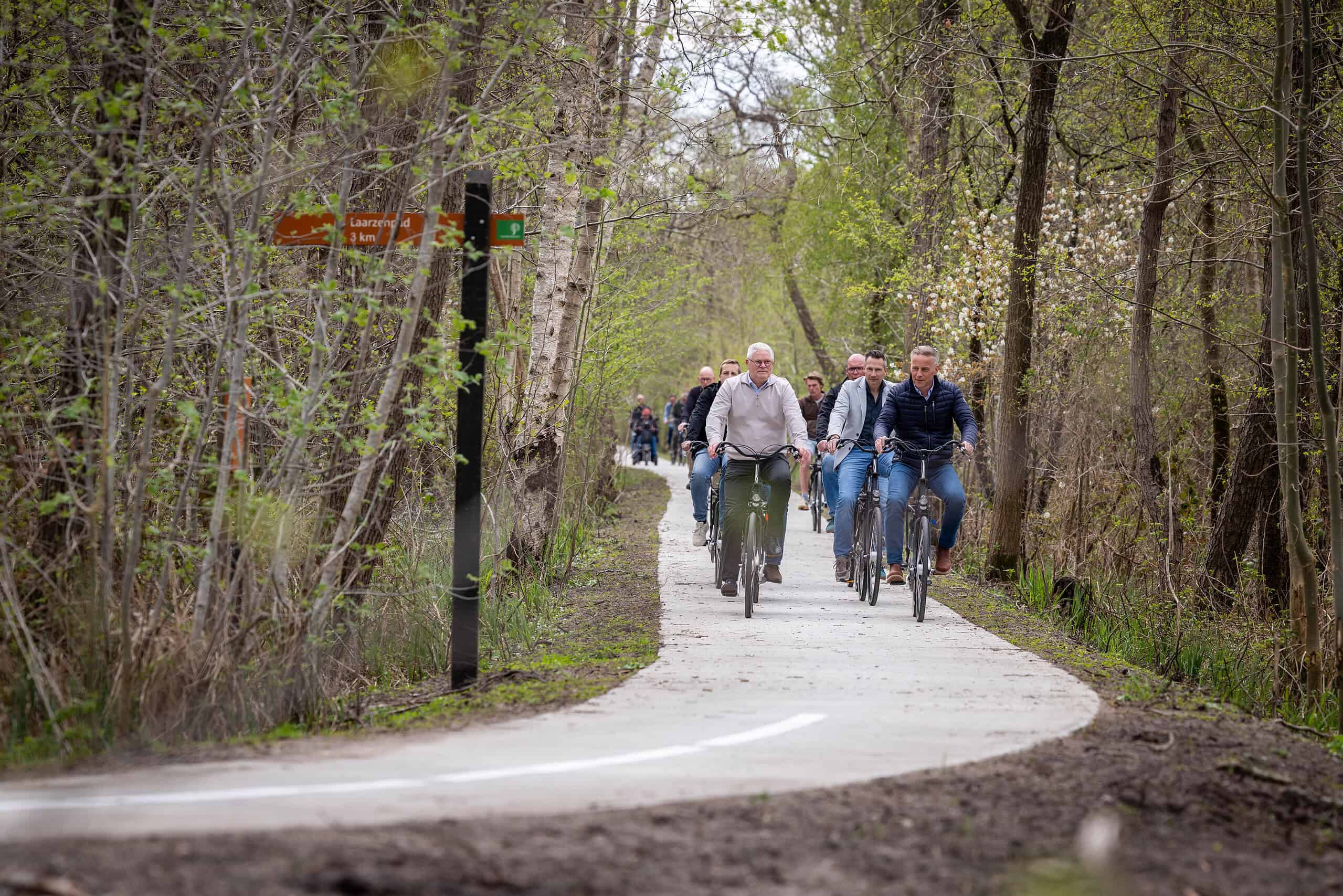 Kalenberg Wethouder MarceScheringa opent verniewde fietspad – foto Gemeente Steenwijkerland/Wilbert Bijzitter Kalenberg Wethouder MarceScheringa opent verniewde fietspad - foto Gemeente Steenwijkerland/Wilbert Bijzitter