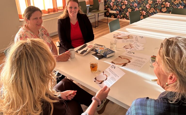 bijeenkomst van Moedige Moeders in Appelscha zijn vier aanwezigen in gesprek met elkaar (foto: Susan van Weperen).