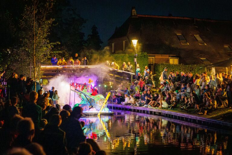 Giethoorn gondelvaart Wond'r met Wonderlijke crash in Utopia (foto Wilbert Bijzitter)