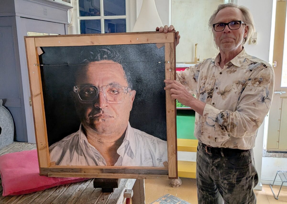 Enno Paulusma met zijn portret van Farshid Reza foto Streekomroep De Werven