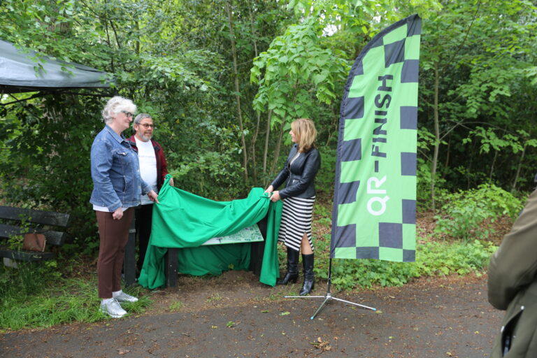 Onthulling QR-fit informatiebord Ooststellingwerf.