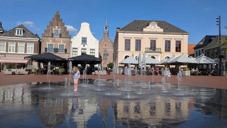 Waterpret bij de fontein op Markt in Steenwijk (foto: Streekomroep De Werven)