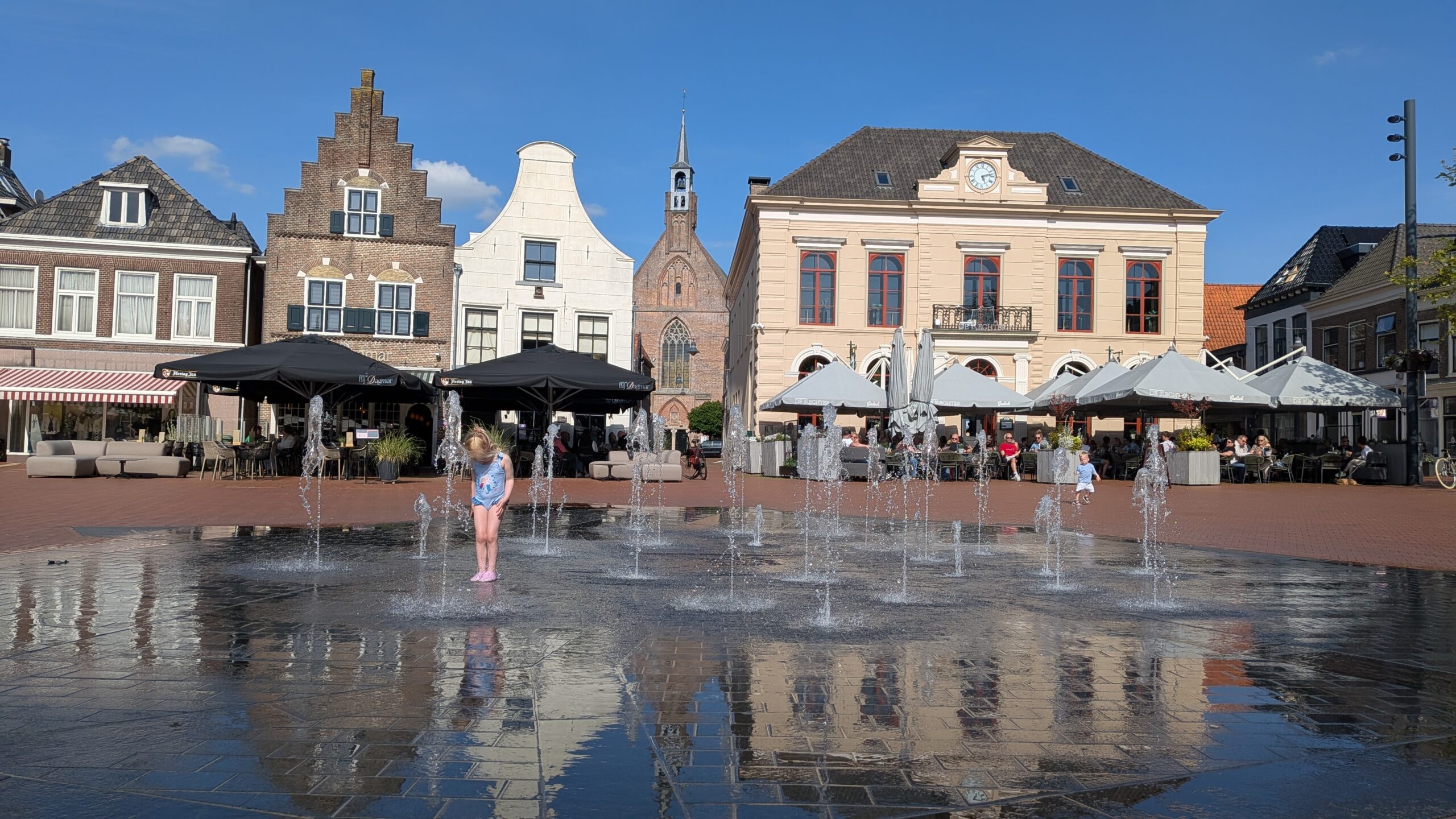 Waterpret bij de fontein op Markt in Steenwijk (foto: Streekomroep De Werven)