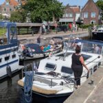 Traditioneel is het passen en meten in de sluis van Blokzijl (foto Streekomroep De Werven).