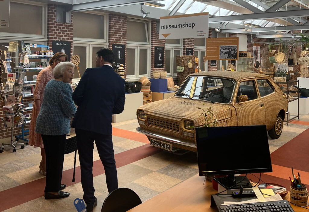 Prinses Beatrix in Vlechtmuseum Noordwolde foto Magda Dullemond Luid & Duidelijk Media