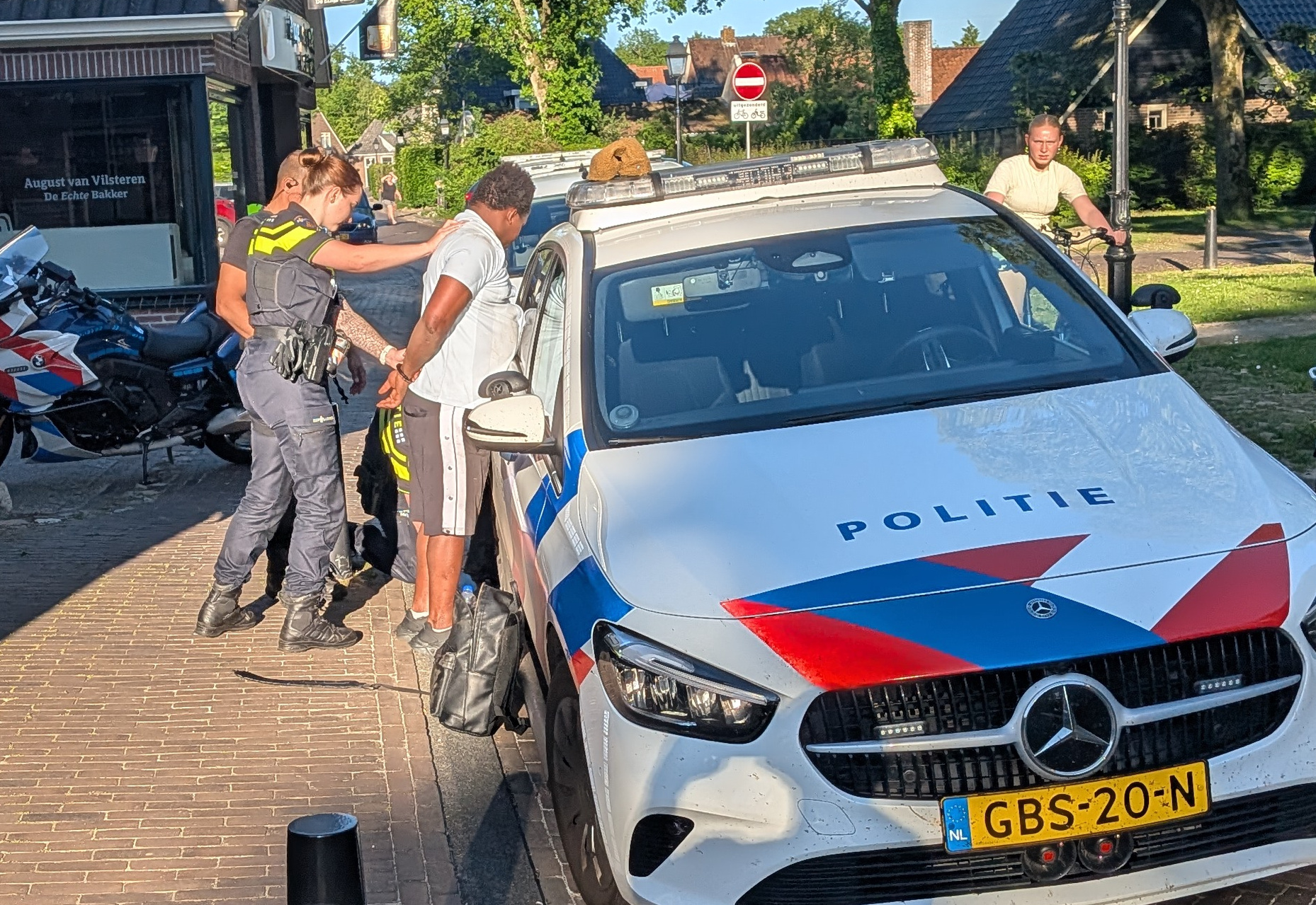 Arrestatie dief in Diever (foto De Werven)