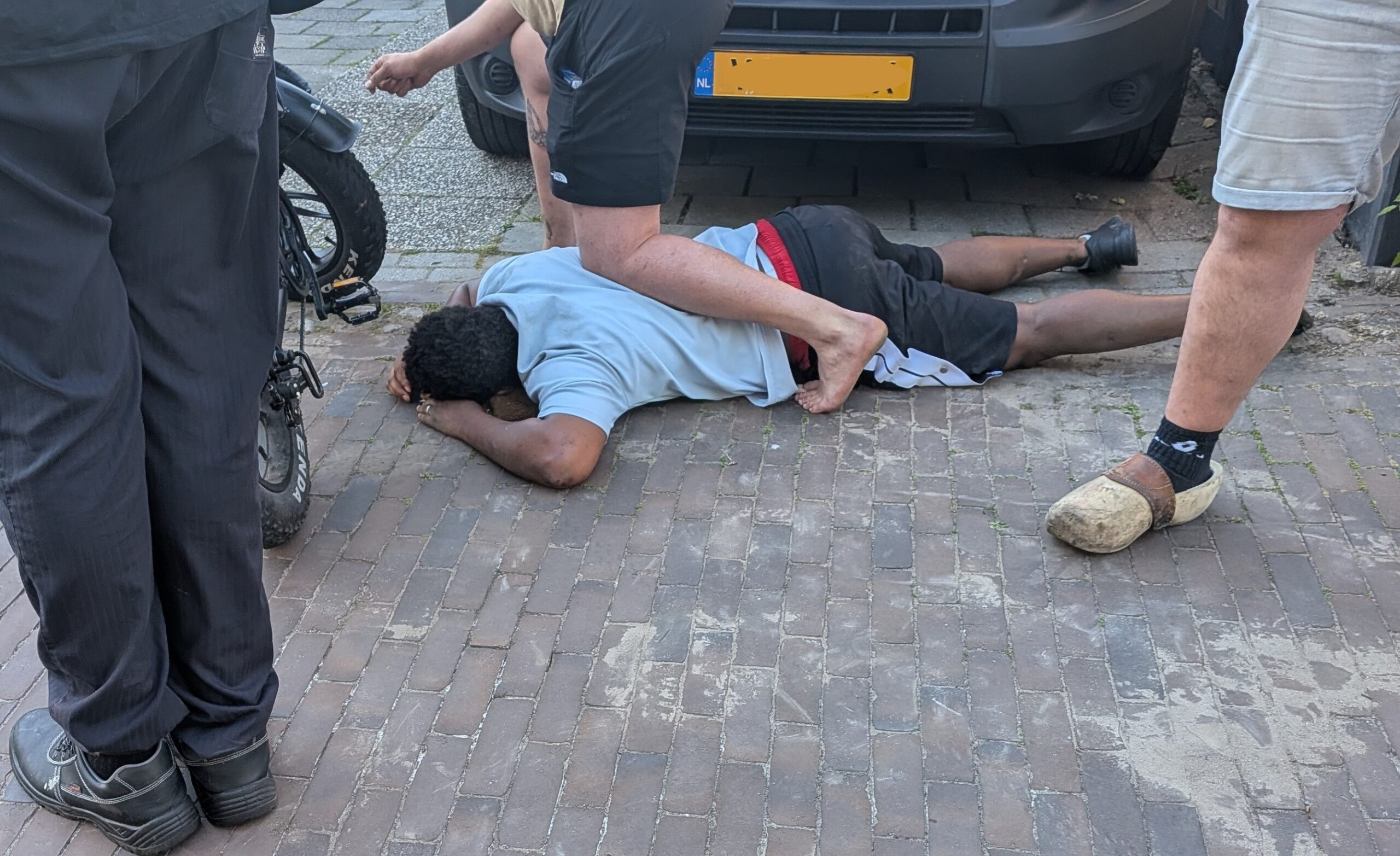 De dief wordt na de aanhouding door de kelner in bedwang gehouden in de Peperstraat in Diever (foto Streekomroep De Werven).