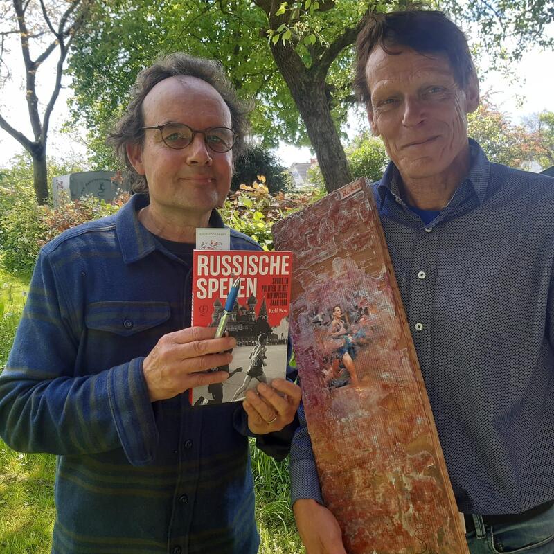 Sjoerd Bonnema (links) overhandigt voormalig marathonloper Gerard Nijboer (uit Uffelte) een kunstwerk van bijenwas(foto: Sjoerd Bonnema).