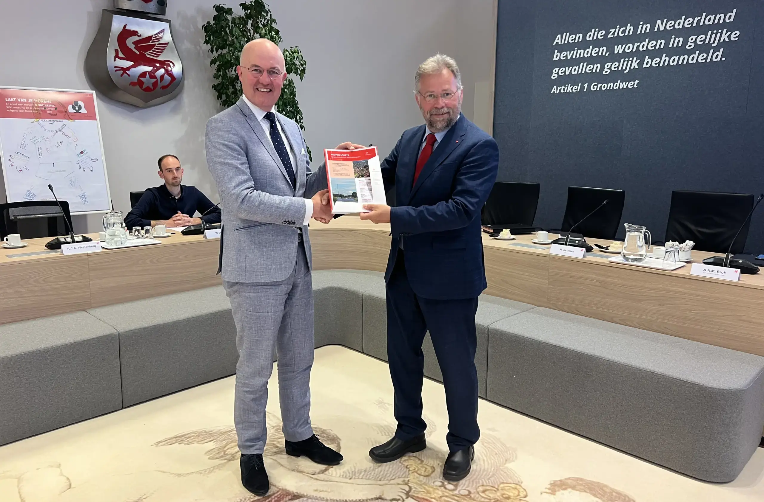 Gaby Thijssen overhandigt de profielschets aan Commissaris van de Koning Arno Brok.