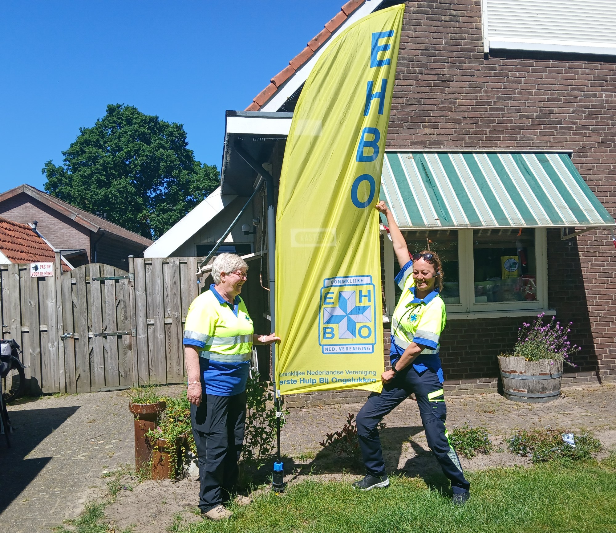 De EHBO behandelde de nodige blaren tijdens de Wandel4D Diever (foto: Miranda Stuurman).