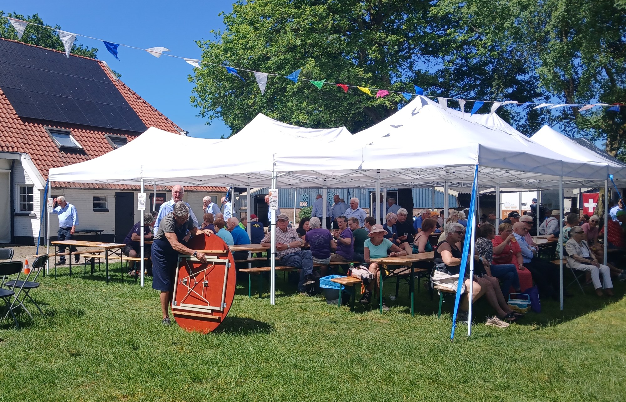 Even uitpuffen tijdens de Wandelvierdaagse Diever (foto: Miranda Stuurman).